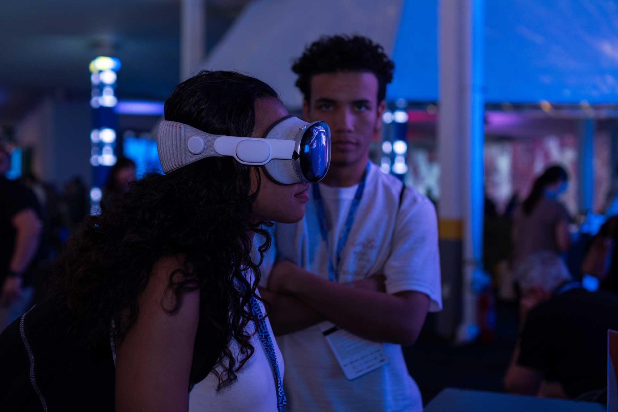 Visitante experimenta óculos XR no Rio Innovation Week 2025